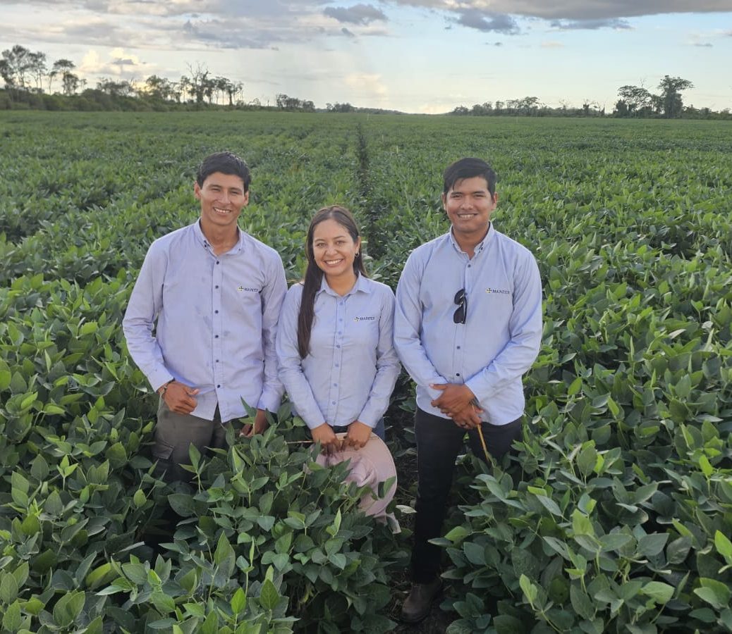 Jóvenes profesionales en el campo